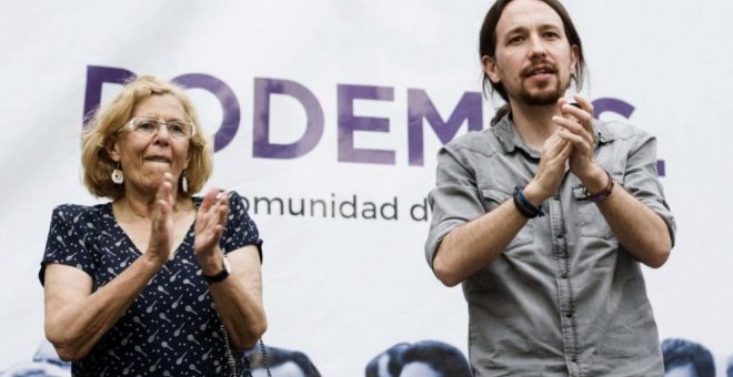 Manuela Carmena y Pablo Iglesias durante un mitin de campaña de 2015 / EFE