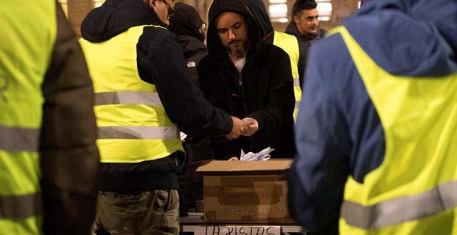 Los taxistas de Barcelona votan. (MARTA PÉREZ | EFE)