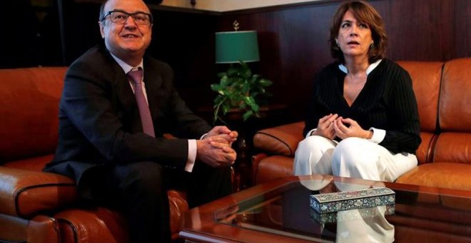 La ministra de Justicia, Dolores Delgado, durante la entrevista que ha mantenido este lunes en Barcelona con el presidente del Tribunal Superior de Justicia de Cataluña (TSJC), Jesús María Barrientos (i) en el marco del viaje de trabajo que efectua a Bar