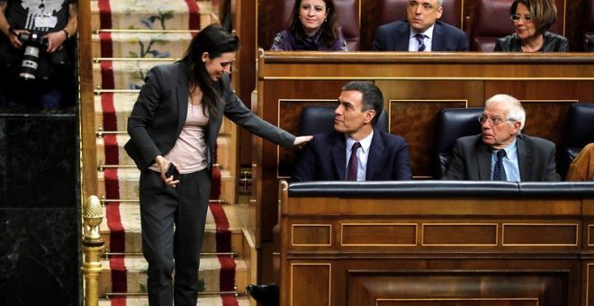 La portavoz de Unidos Podemos, Irene Montero, conversa con el presidente del Gobierno, Pedro Sánchez durante el debate de totalidad de los presupuestos este martes en el pleno del Congreso