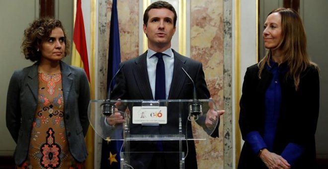 El presidente del PP, Pablo Casado, acompañado por la vicesecretaria de Comunicación del PP, Marta González(d), y la portavoz del grupo popular en el Congreso, Dolors Montserrat (i), durante la rueda de prensa ofrecida hoy en el Congreso tras la segunda j