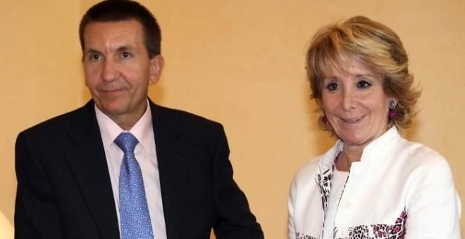 El fiscal Manuel Moix y la expresidenta de la Comunidad de Madrid Esperanza Aguirre en una imagen de 2009. EFE