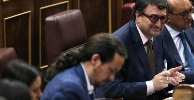 Aitor Esteban y Pablo Iglesias en el Congreso