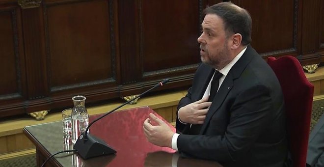 14/02/2019.- Imagen tomada de la señal institucional del Tribunal Supremo de la declaración del exvicepresidente de la Generalitat y principal acusado, Oriol Junqueras, durante la tercera jornada del juicio del "procés" en la Sala de Plenos del Tribunal S