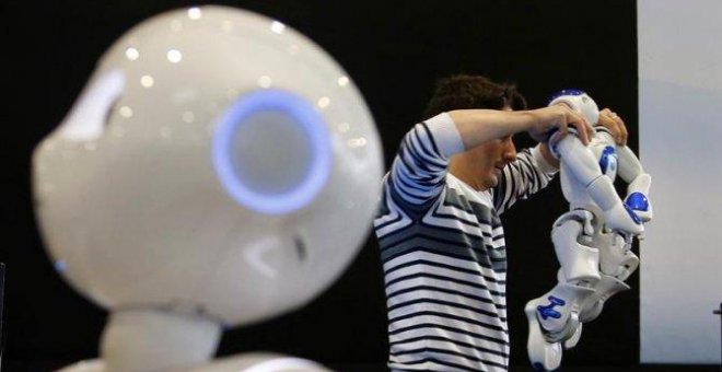 Un hombre durante una demostración en la Global Robot Expo. / EFE - JUAN CARLOS HIDALGO