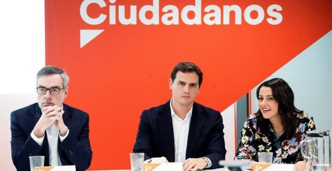 El presidente de Ciudadanos, Albert Rivera (c), junto al secretario general, José Manuel Villegas (i), y la líder del partido en Cataluña, Inés Arrimadas (d). /EFE