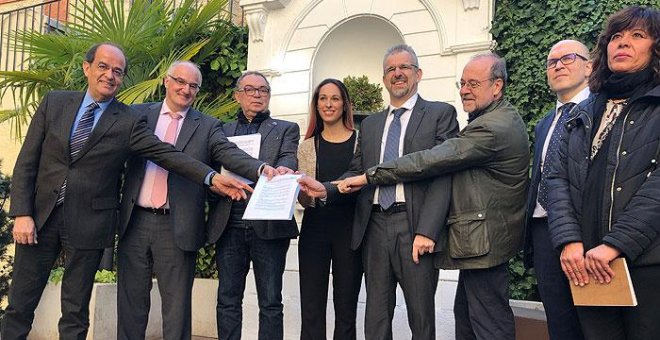 Los firmantes de la petición al Defensor del Pueblo posan tras registrar su escrito. P. R.