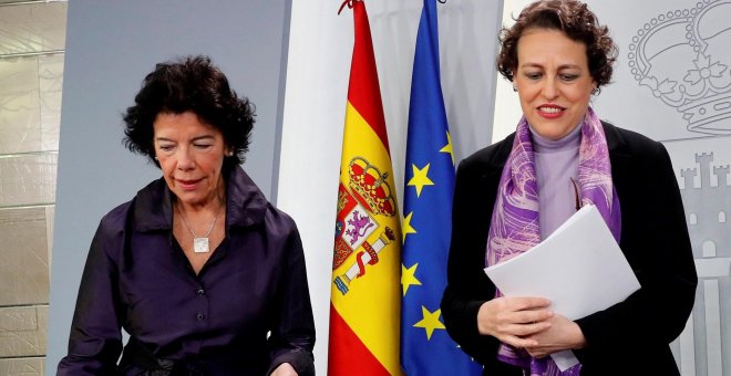 La portavoz del Gobierno, Isabel Celaá, y la ministra de Trabajo, Magdalena Valerio, a su llegada a la rueda de prensa posterior a la reunión del Consejo de ministros, en el palacio de La Moncloa en Madrid. EFE/ Zipi