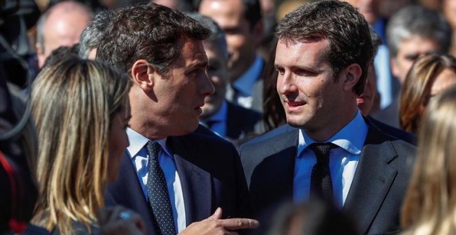 El presidente del PP, Pablo Casado (d), y el presidente de Ciudadanos, Albert Rivera, durante el acto de recuerdo a los 193 fallecidos en los atentados del 11M. /EFE