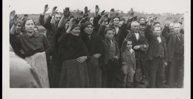 Vecinos de Sobrado dos Monxes durante una visita de Franco en 1938.- BNE