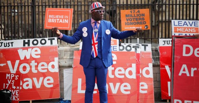 Un manifestante probrexit, en las afueras del Parlamento británico este jueves. REUTERS/Alkis Konstantinidis