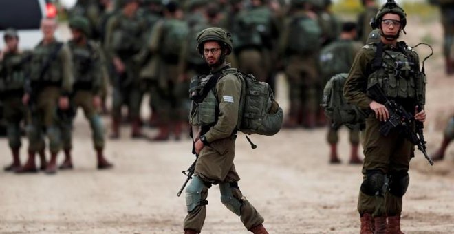 Un pelotón de soldados israelíes se prepara para salir a patrullar en la frontera entre Israel y Gaza. Foto: Atef Safadi / EFE