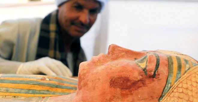Un trabajador egipcio inspeccionando un sarcófago. Reuters