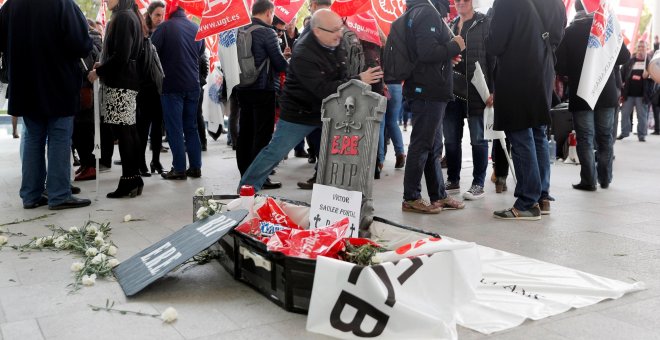 Unos 200 sindicalistas protestan contra el ERE en la junta de CaixaBank. EFE/ Kai Försterling