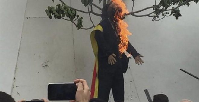 El muñeco quemado en la plaza principal de Coripe, Sevilla. Europa Press