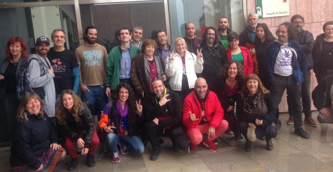 Activistas a favor de la legalización del cannabis, con Fernanda de la Figuera, en la Ciudad de la Justicia de Málaga. INFOCANNABIS.ORG