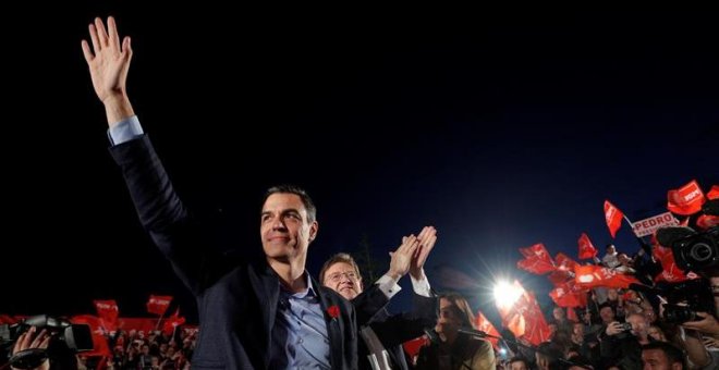 26/04/2019.- El presidente del Gobierno, Pedro Sánchez (i), y el president de la Generalitat Valenciana, Ximo Puig (c), protagonizan en el Parque Central de Valencia el cierre de la campaña del PSOE para las elecciones generales y las autonómicas valenci