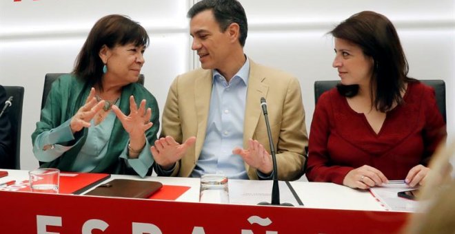 El presidente del Gobierno y secretario general del PSOE, Pedro Sánchez, junto a la presidenta del partido, Cristina Narbona (i), y la vicesecretaria general, Adriana Lastra. - EFE