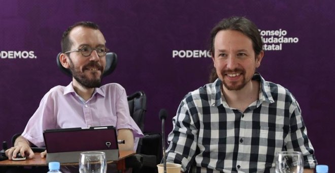 GRAF4803. MADRID, 06/05/2019.- El secretario general de Podemos, Pablo Iglesias (d), junto al secretario de organización del partido, Pablo Echenique , durante el Consejo Ciudadano Estatal (CEE) del partido, celebrado este lunes en Madrid, en el que la fo