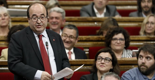 08/05/2019.- El líder del PSC, Miquel Iceta, durante el pleno del Parlament en la que el Govern sometieron a una nueva sesión de control, a dos días del inicio de campaña para las elecciones municipales y europeas del 26 de mayo. / EFE - ANDREU DALMAU