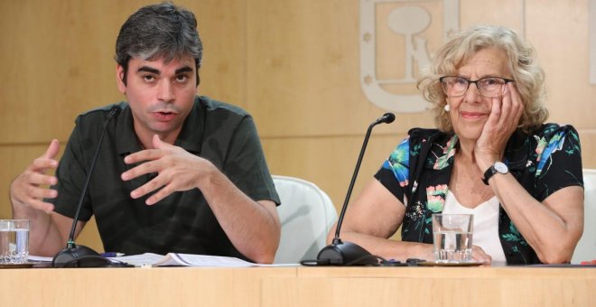 El delegado de Economía y Hacienda, Jorge García Castaño, junto a la alcaldesa de Madrid, Manuela Carmena. AYUNTAMIENTO DE MADRID/Archivo