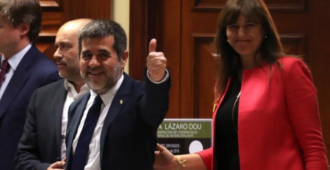 Jordi Sanchez. acompañado de su compañera de formación Laura Borras, a la salida del registro. - EFE