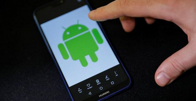 Imagen de un móvil de Huawei con el logo de Android. REUTERS