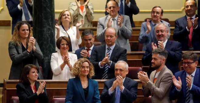 La diputada electa del PSOE por Barcelona y dirigente del PSC, Meritxell Batet, es aplaudida tras ser elegida este martes presidenta del Congreso. - EFE