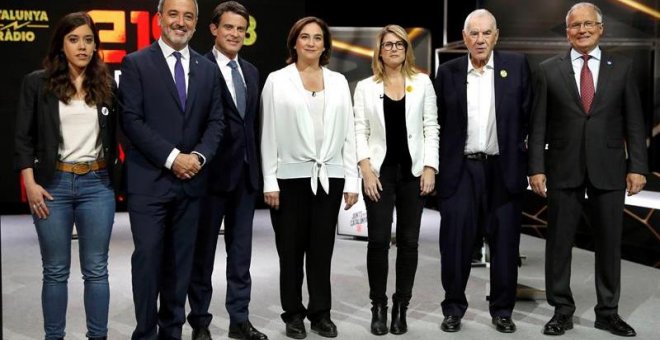 Foto de familia momentos antes de iniciarse el debate electoral en TV3. EFE