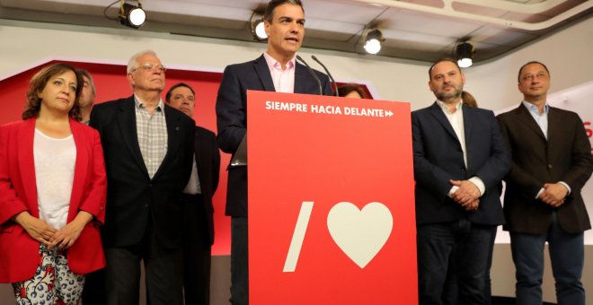 El presidente del Gobierno en funciones, Pedro Sánchez (c), valora los resultados electorales del 26-M en la sede del PSOE en Madrid. EFE/JuanJo Martín