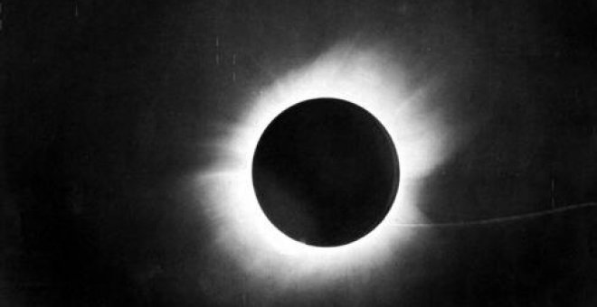 Imagen del eclipse de 1919 tomada por Dyson, Eddington y Davidson. Wikipedia