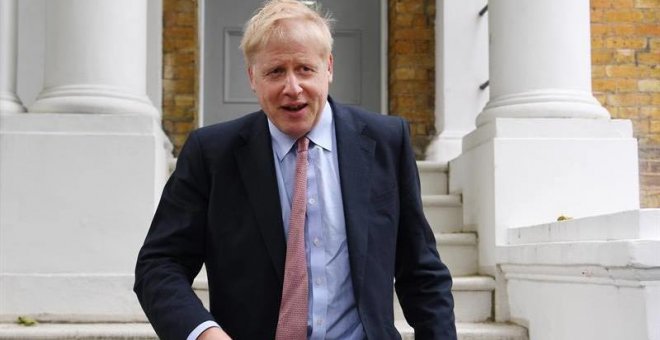 Boris Johnson sale de su residencia en Londres. (ANDY RAIN | EFE)