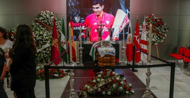 Cientos de personas despiden al futbolista José Antonio Reyes, fallecido ayer en accidente de tráfico, en la capilla ardiente instalada en el antepalco del estadio Ramón Sánchez-Pizjuán de Sevilla. EFE/ Julio Muñoz