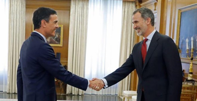 El rey Felipe VI saluda al líder del Partido Socialista PSOE, Pedro Sánchez, en el Palacio de la Zarzuela. - EFE