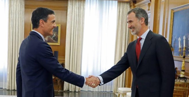 El rey Felipe VI saluda al líder del Partido Socialista PSOE, Pedro Sánchez, en el Palacio de la Zarzuela. - EFE