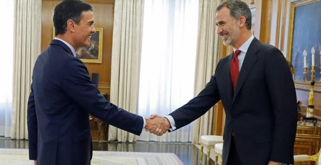El rey Felipe VI saluda al líder del Partido Socialista PSOE, Pedro Sánchez, en el Palacio de la Zarzuela. - EFE