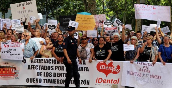 Manifestación ante el Ministerio de Sanidad de afectados por la empresa de odontología iDental. - EFE