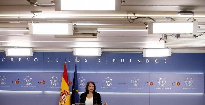 La portavoz del PSOE en el Congreso, Adriana Lastra, durante la rueda de prensa tras la reunión mantenida con el portavoz de ERC, Gabríel Rufián. EFE/Javier Lizón