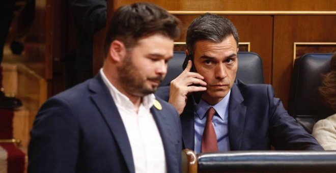 El diputado de ERC, Gabriel Rufian, pasa junto al presidente del Gobierno, Pedro Sánchez, en el Congreso de los Diputados. E.P./Eduardo Parra