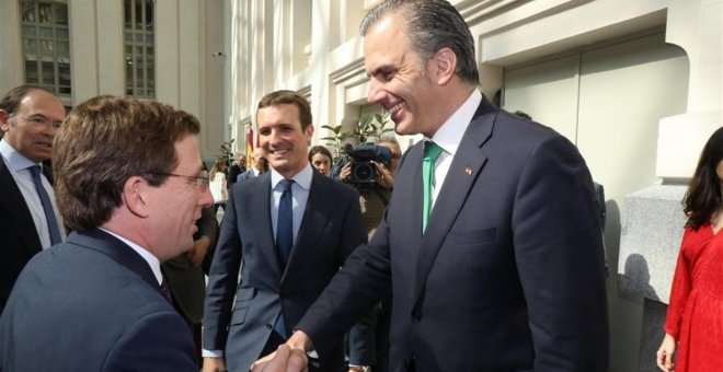 El recién elegido alcalde de Madrid, José Luis Martínez-Almeida (PP), saluda a Javier Ortega Smith (Vox). EP