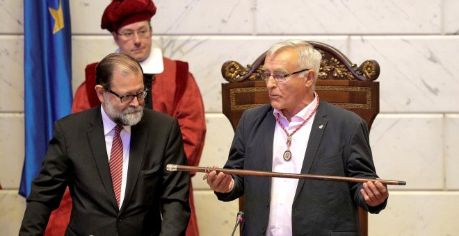 El alcalde de València, Joan Ribó, sostiene la vara de mando tras haber sido reelegido este sábado con el apoyo de los votos de los concejales del PSPV-PSOE, partido con el que negocia un gobierno de coalición, este sábado en el que la mayoría de los ayun