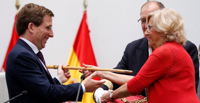 Momento en el que Manuela Carmena cede en bastón de mando a Almeida, nuevo alcalde del Ayuntamiento de Madrid. EFE