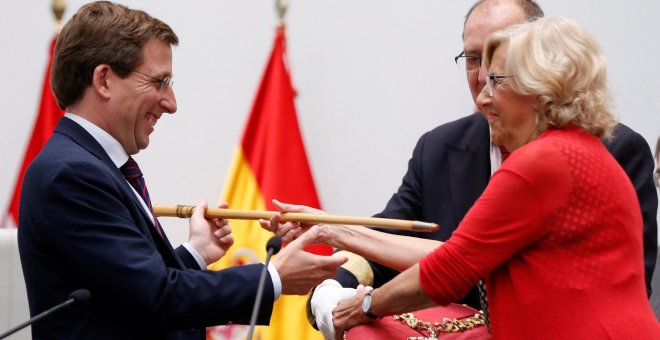 Momento en el que Manuela Carmena cede en bastón de mando a Almeida, nuevo alcalde del Ayuntamiento de Madrid. EFE