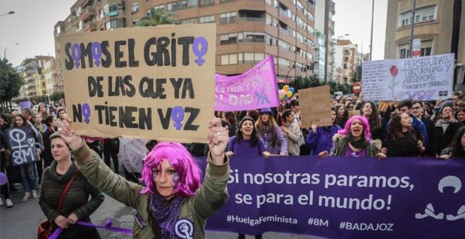Pancartas con lemas feministas durante la manifestación del 8M en Badajoz. / EFE