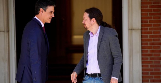 El presidente del Gobierno en funciones, Pedro Sánchez, y el líder de Podemos, Pablo Iglesias, en la entrada del Palacio de la Moncloa antes de la reunión que mantuvieron tras las elecciones del 28-A. REUTERS/Juan Medina