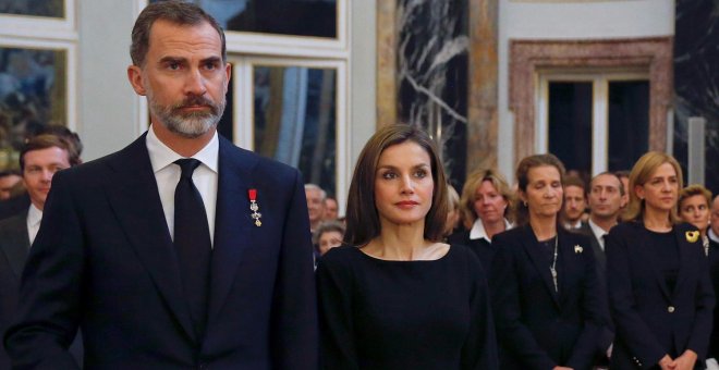 Imagen de archivo de los Reyes durante el funeral por la infanta Alicia de Borbón-Parma en la capilla del Palacio Real. EFE/Ballesteros