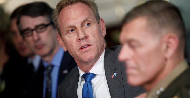 18/06/2019.- Imagen de archivo realizada el 7 de junio de 2019 que muestra al entonces secretario de Defensa en funciones, Patrick Shanahan (c), durante su reunión con el ministro griego de Defensa, Evangelos Apostolakis (no aparece), en el Pentágono de A