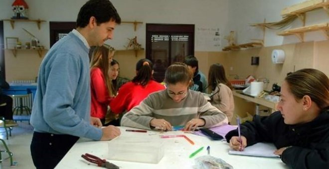 Imagen de archivo de un profesor con sus alumnos. JUNTA DE ANDALUCÍA