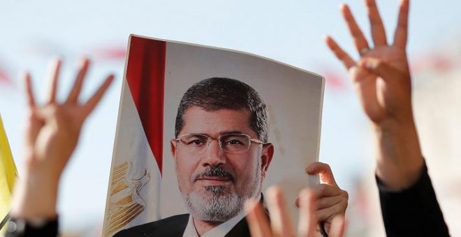 18/06/2019 - Una imagen del expresidente egipcio Mohamed Mursi durante una concentración tras su muerte. / REUTERS - MURAD SEZER