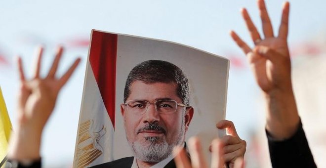 18/06/2019 - Una imagen del expresidente egipcio Mohamed Mursi durante una concentración tras su muerte. / REUTERS - MURAD SEZER